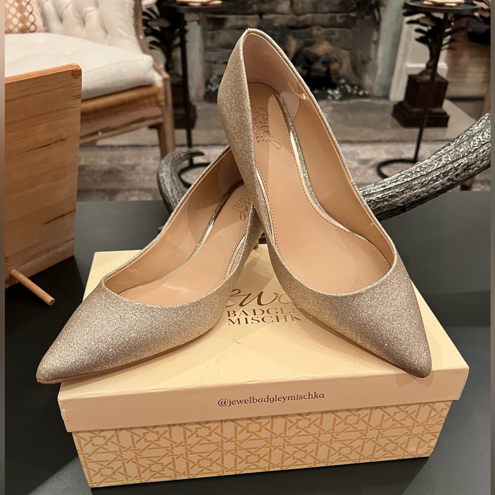 Jewel Badgley Mischka Gold Glitter Pump Heel Size 9.5
